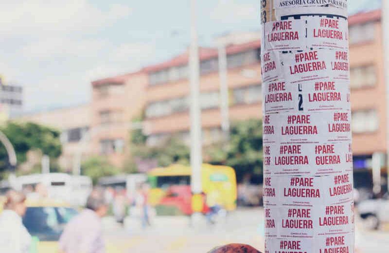 Acción simbólica #PareLaGuerra en Medellín. Foto: Andrea Osorio H.