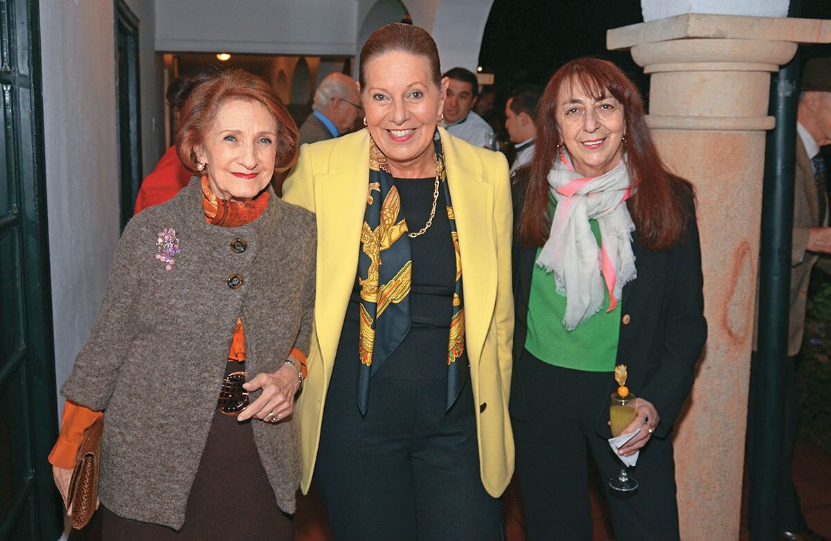 María Eugenia de Sanz de Santamaría, Elvira Cuervo de Jaramillo y Marta Granados.