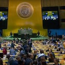 Gustavo Petro esperando a que la Asamblea General de la ONU haga silencio.