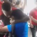 Pasajeros les pedían detener la pelea pero no intervinieron para separarlos.