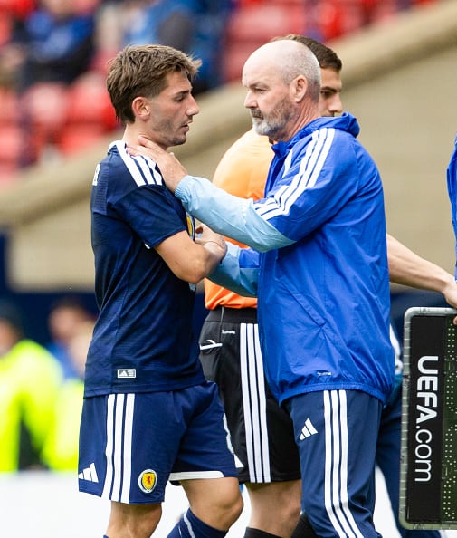 Billy Gilmour y Steve Clarke, de Escocia tras la salida del jugador por lesión previo al Mundial 2026