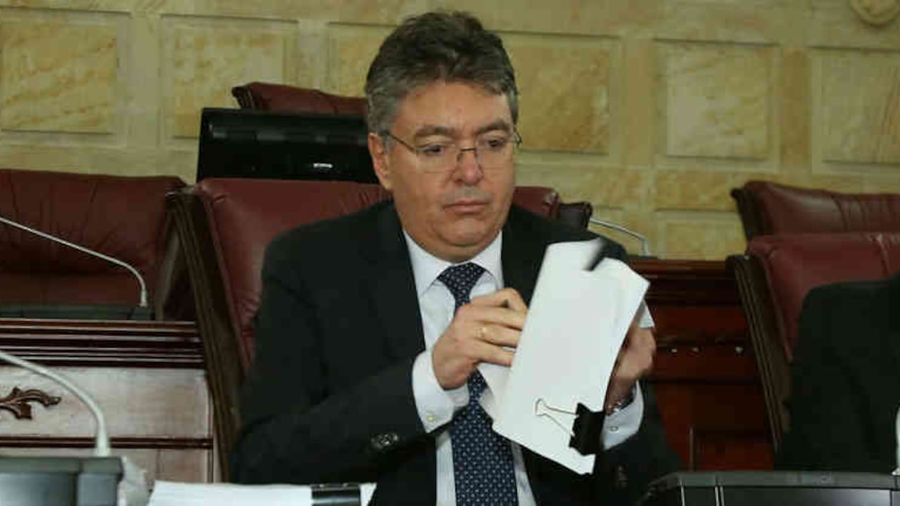 Mauricio Cárdenas radicando la reforma en el Congreso.