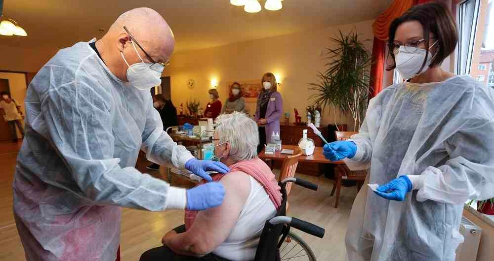 La cuarta dosis ya había comenzado a ser administrada en Chile desde el 10 de enero a personas inmunocomprometidas, personal sanitario y ancianos en residencias de larga estadía.