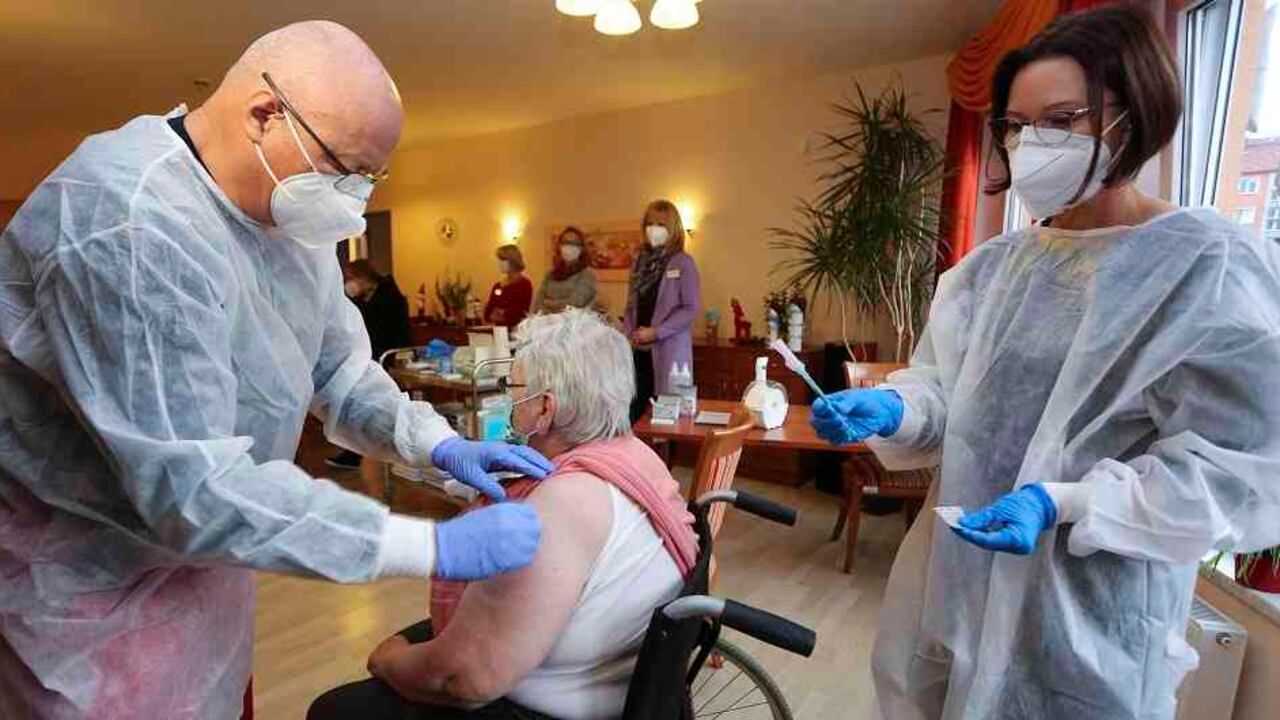 En Latinoamérica, México, Chile y Costa Rica iniciaron su campaña el 24 de diciembre, con las vacunas Pfizer-BioNTech.