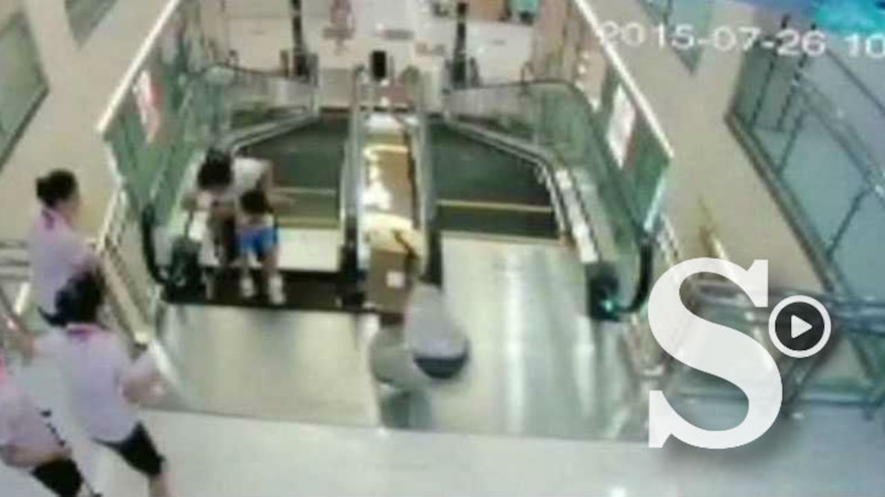 La cámara se deguridad del centro comercial registró todo el incidente.