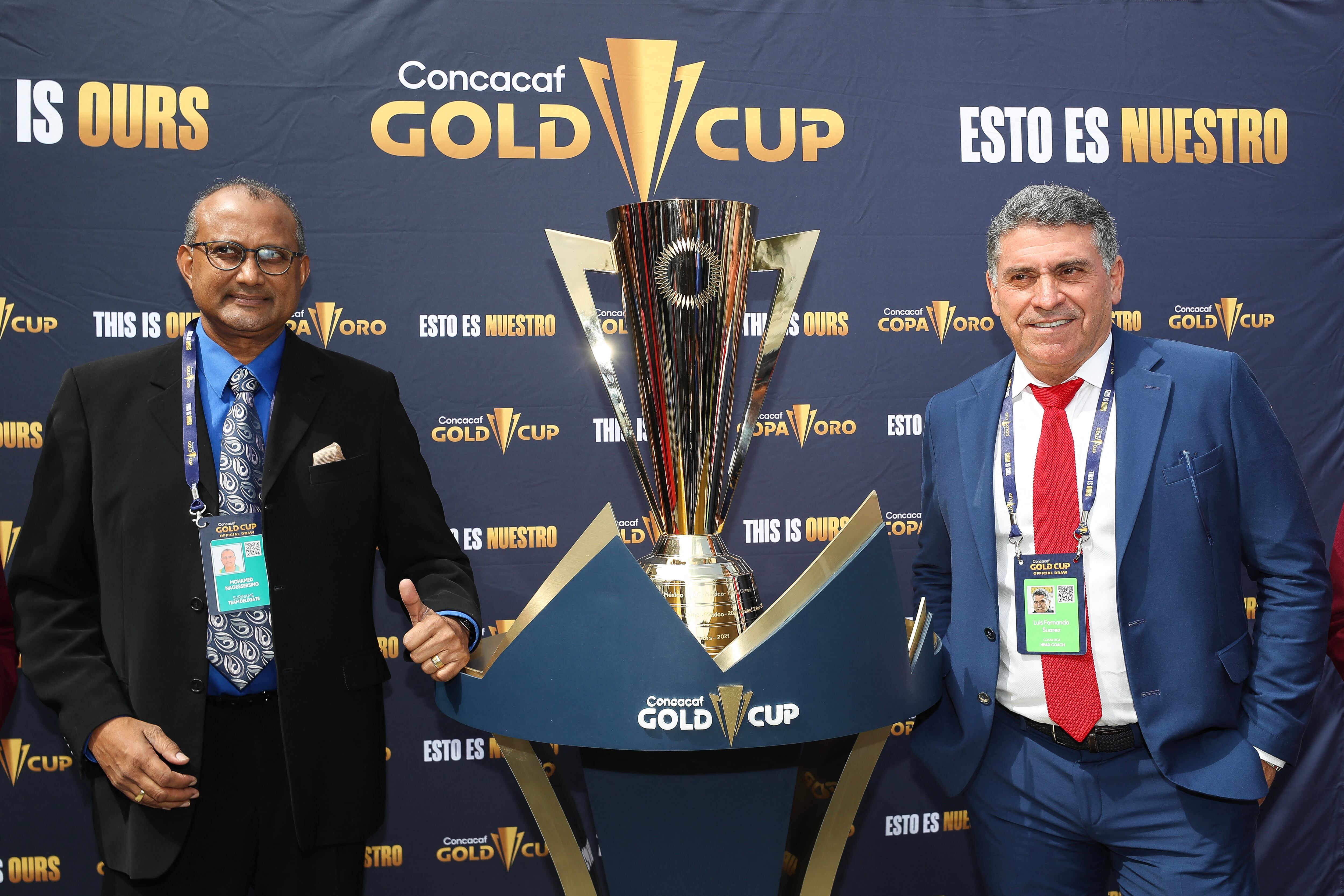 INGLEWOOD, CALIFORNIA - 14 DE ABRIL: El entrenador en jefe Luis Fernando Suárez (D) de Costa Rica posa con el trofeo antes del sorteo de la Copa Oro de Concacaf 2023 en el SoFi Stadium el 14 de abril de 2023 en Inglewood, California. Meg Oliphant/Getty Images/AFP (Foto de Meg Oliphant/GETTY IMAGES NORTH AMERICA/Getty Images vía AFP)