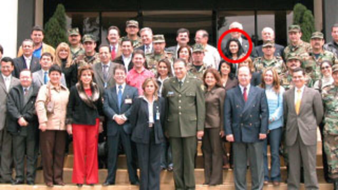 Esta fotografía es de la visita oficial de los alumnos del Cidenal a las instalaciones de la Dirección de Investigación Criminal de la Policía-Dijín-cuyo director era el hoy general Oscar Naranjo. La guerrillera, en el círculo rojo, se paseó por todo el lugar
