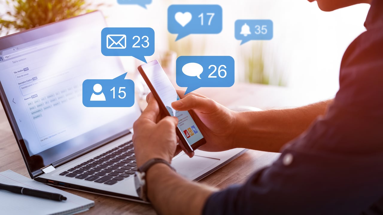 Me gusta y comparte las redes sociales. Manos sosteniendo smartphone con iconos de redes sociales. Concepto de marketing.