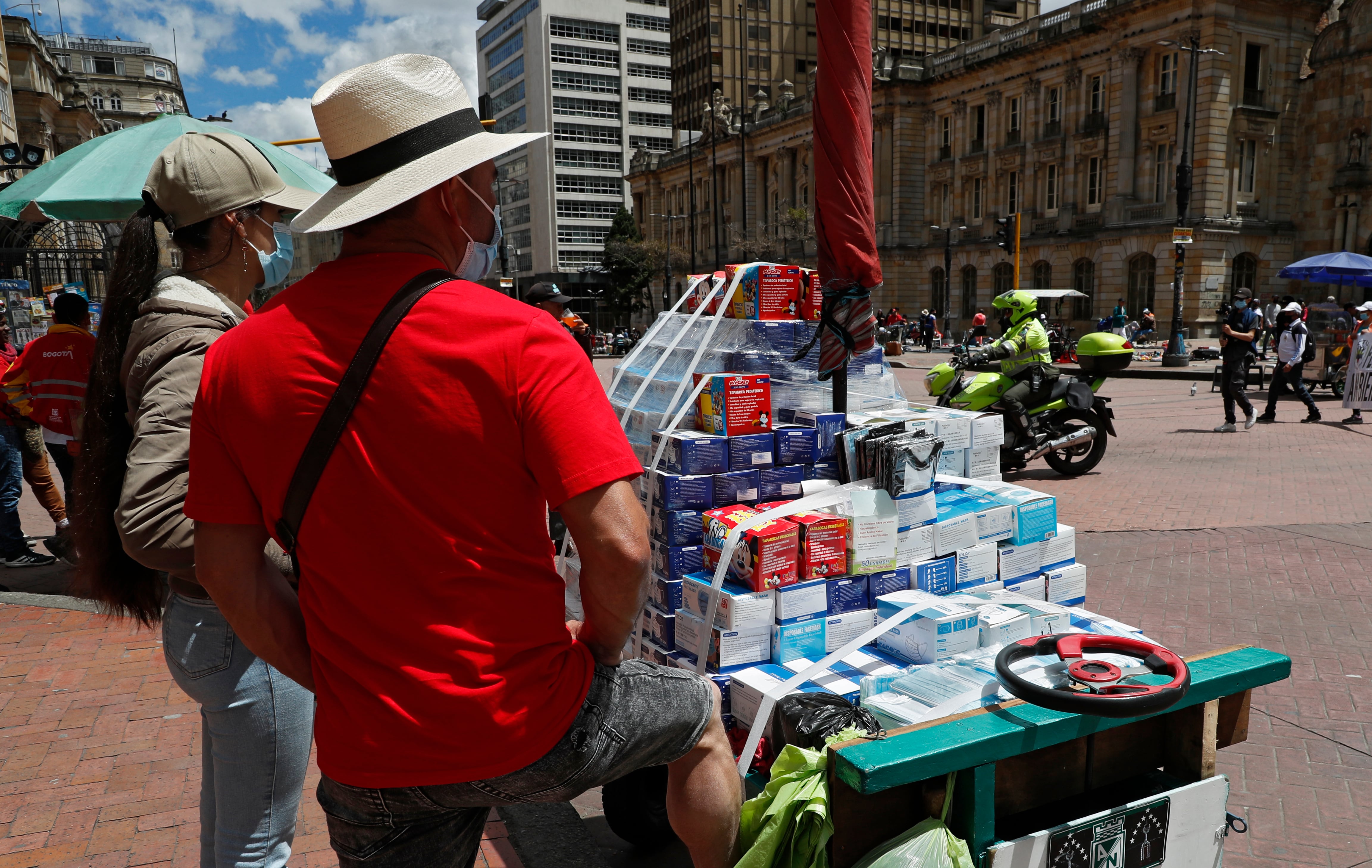 Venta de tapabocas
vendedores ambulantes
Bogota Mayo 1 del 2022
Foto Guillermo Torres / Semana