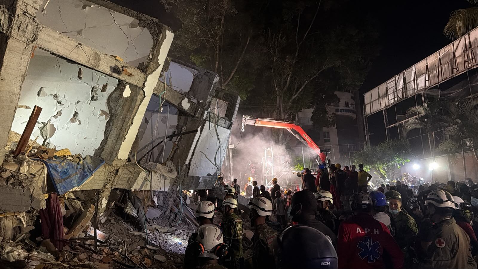Labores de búsqueda y rescate en Cali.