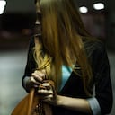 Tras el robo, el ladrón termina amenazando a su cómplice y se va con la mujer que minutos antes era su víctima.