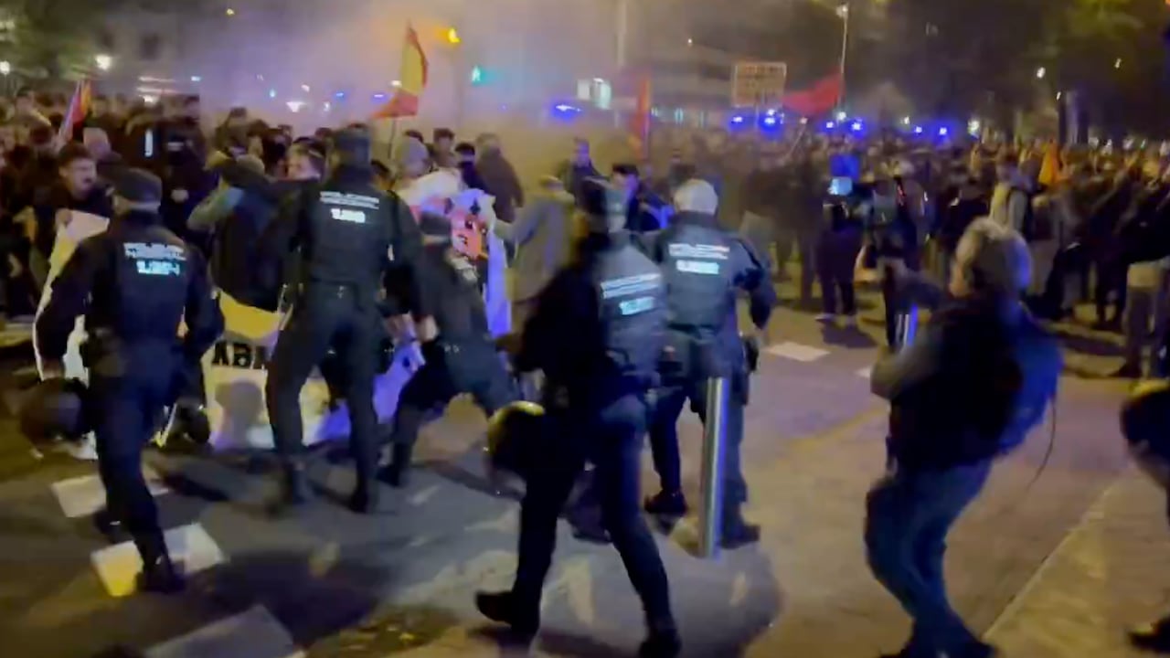 La policía se enfrenta a manifestantes en España.