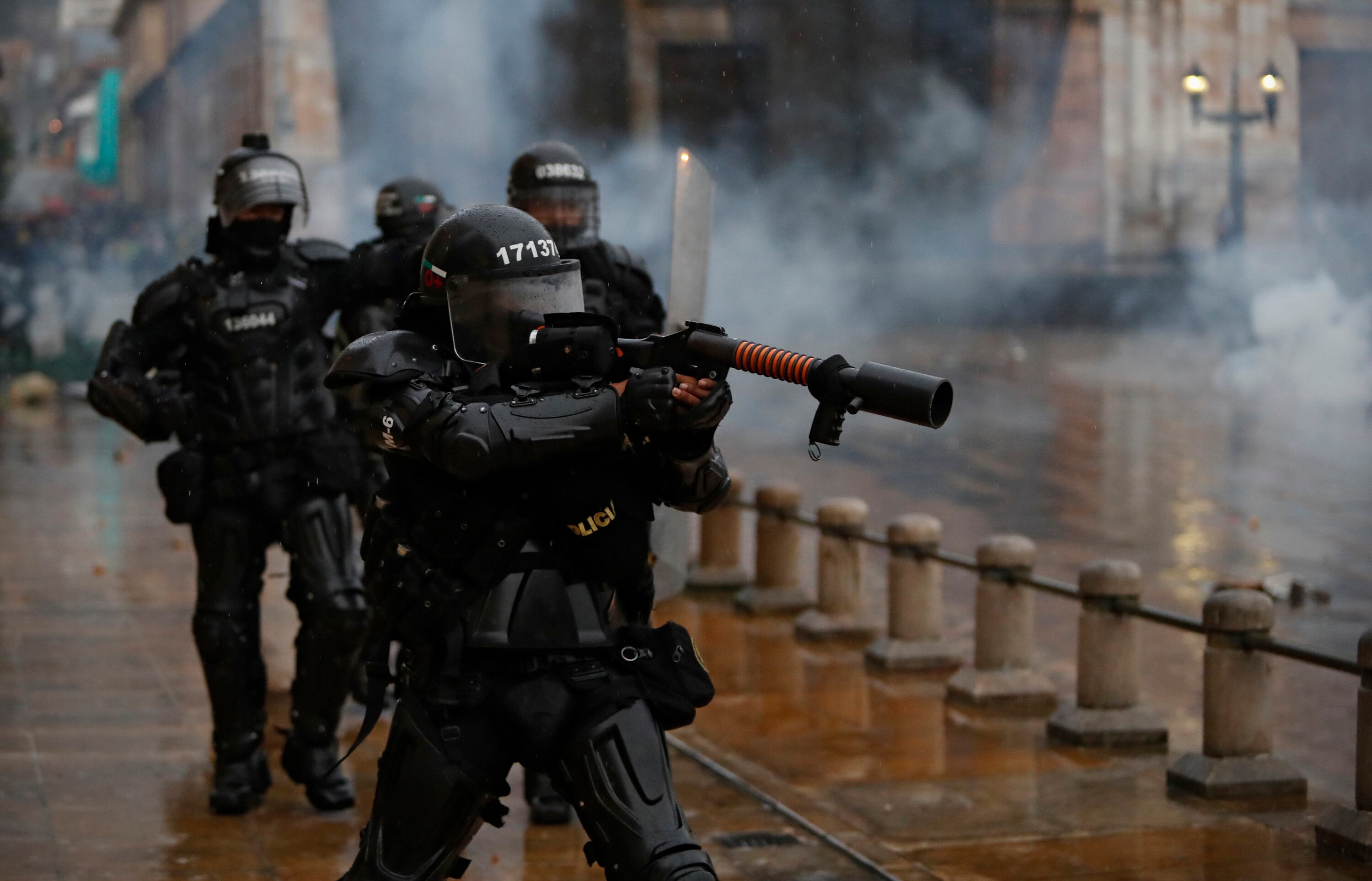 Paro Nacional en contra de la Reforma Tributaria
enfrentamiento entre Policia Esmad gases aturdidoras
Bogota abril 29 del 2021
Foto Guillermo Torres Reina / Semana