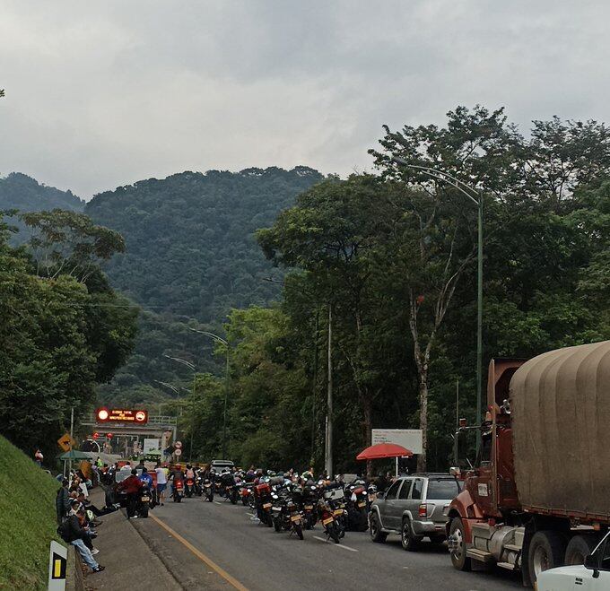 Bloqueo en la vía al llano genera problemas para transportadores y viajeros