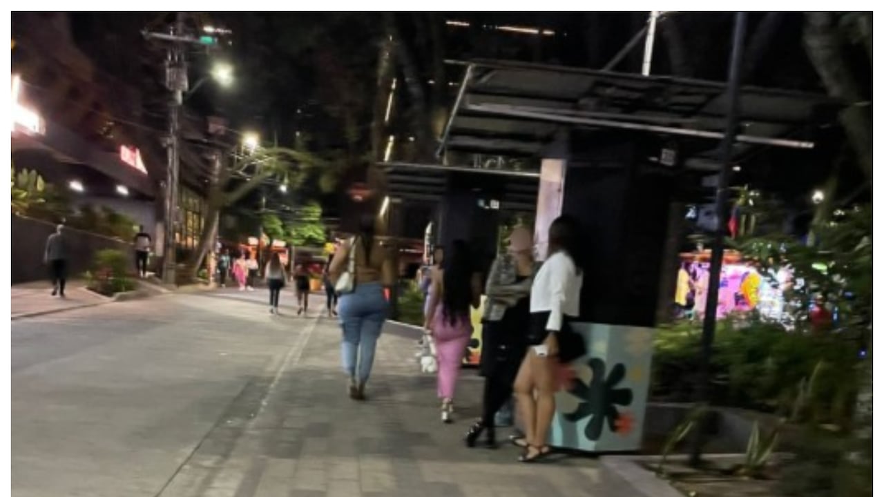 La explotación sexual no desaparece del Parque Lleras, en Medellín. Este era el panorama el miércoles 17 de septiembre de 2025.