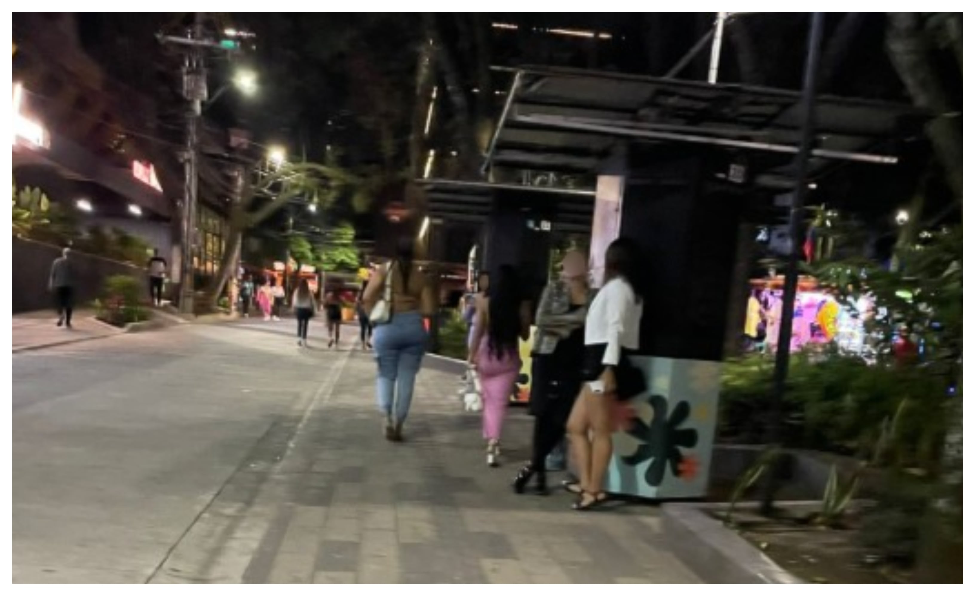 La explotación sexual no desaparece del Parque Lleras, en Medellín. Este era el panorama el miércoles 17 de septiembre de 2025.