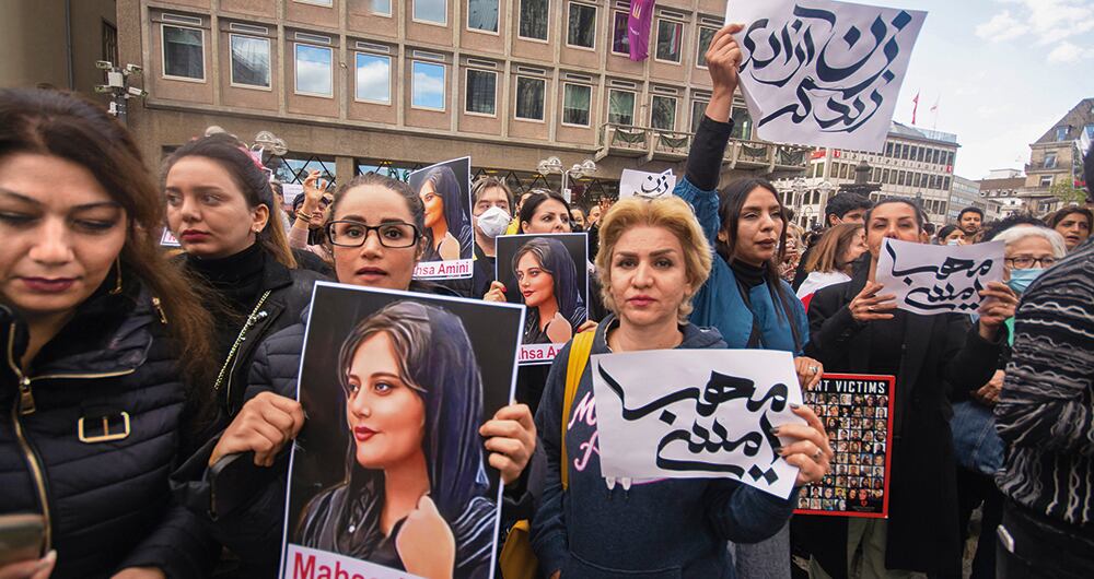 Como manera de protesta, varias mujeres se cortaron el cabello y quemaron sus hiyabs. Todo como un símbolo contra las opresoras leyes islámicas que rigen en Irán.