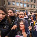 Como manera de protesta, varias mujeres se cortaron el cabello y quemaron sus hiyabs. Todo como un símbolo contra las opresoras leyes islámicas que rigen en Irán.