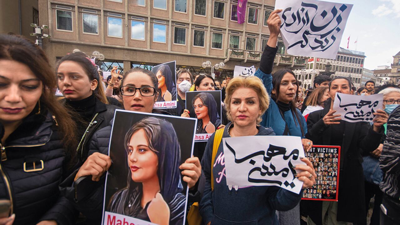 Como manera de protesta, varias mujeres se cortaron el cabello y quemaron sus hiyabs. Todo como un símbolo contra las opresoras leyes islámicas que rigen en Irán.