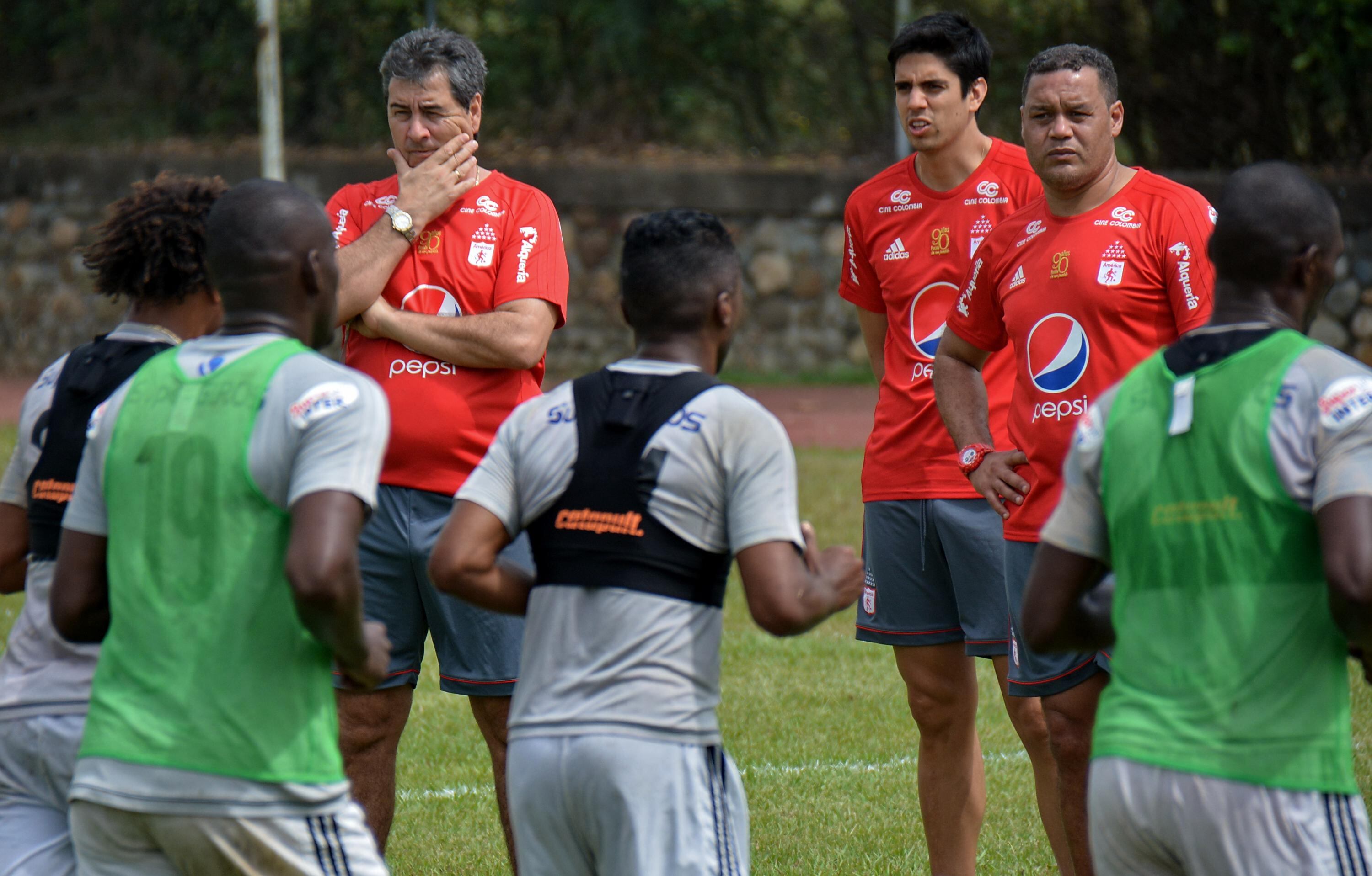 Imagen de una sesión de trabajos de Jorge Da Silva al frente del America de Cali.