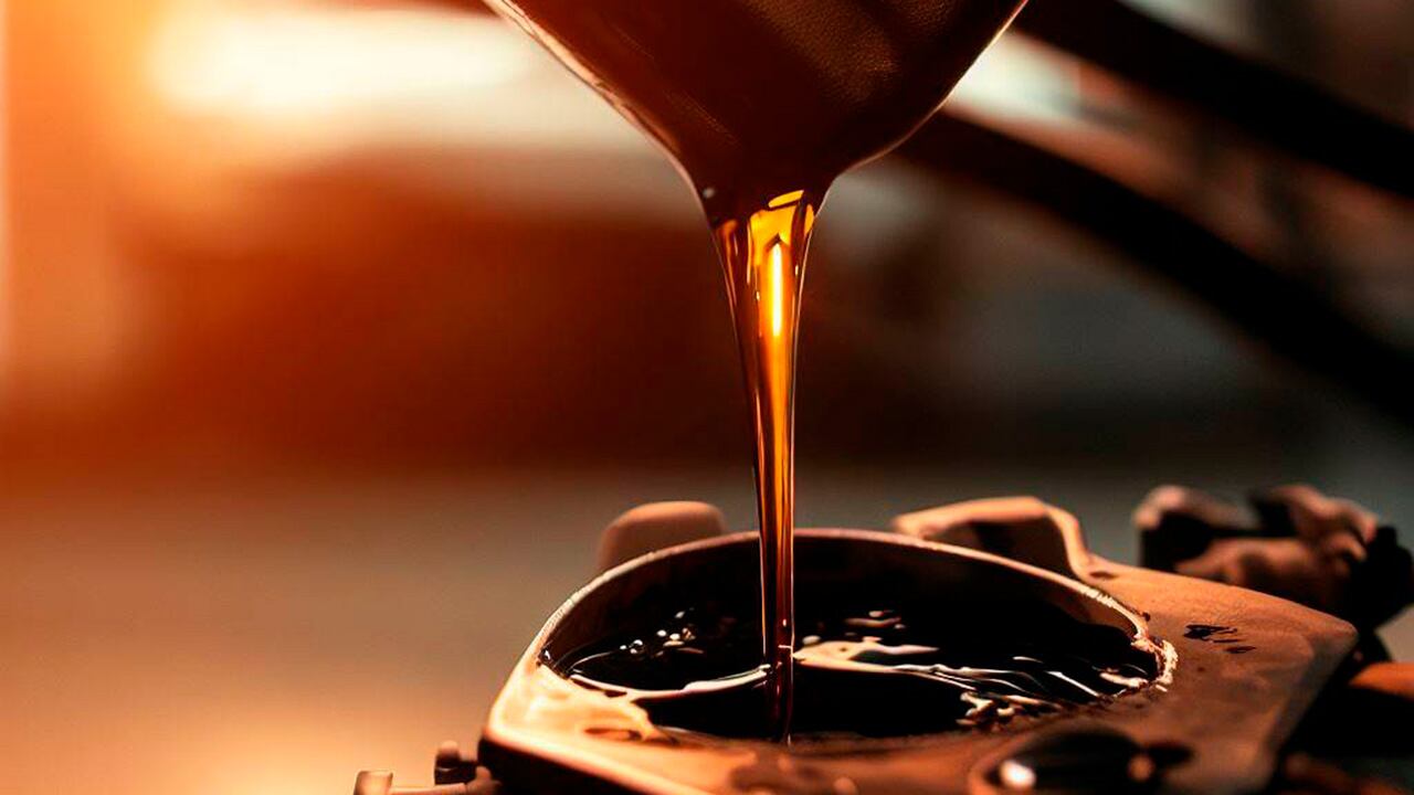 Realizar el cambio de aceite en el momento adecuado puede evitar serios daños en el motor de un vehículo.