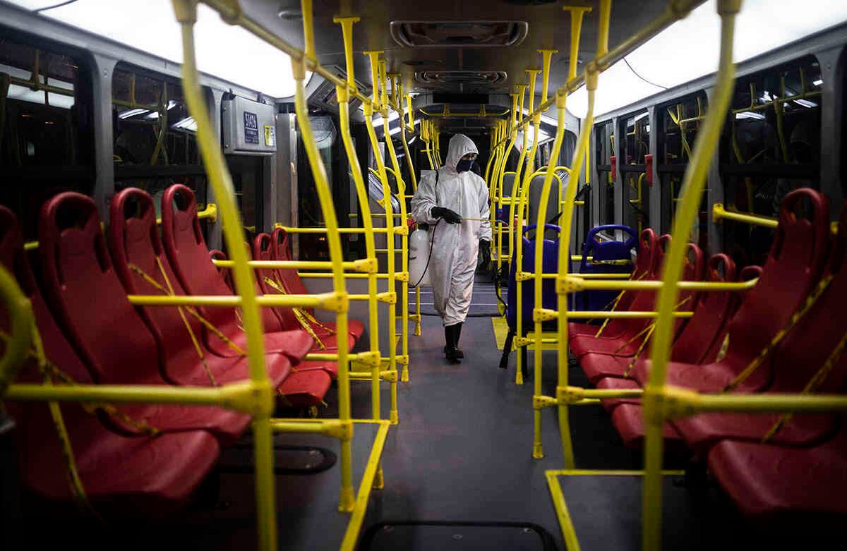 Desde el mes de marzo se han intensificado las labores de limpieza de los buses de Transmilenio para evitar la propagación del coronavirus en Bogotá. Foto de Esteban Vega/SEMANA.