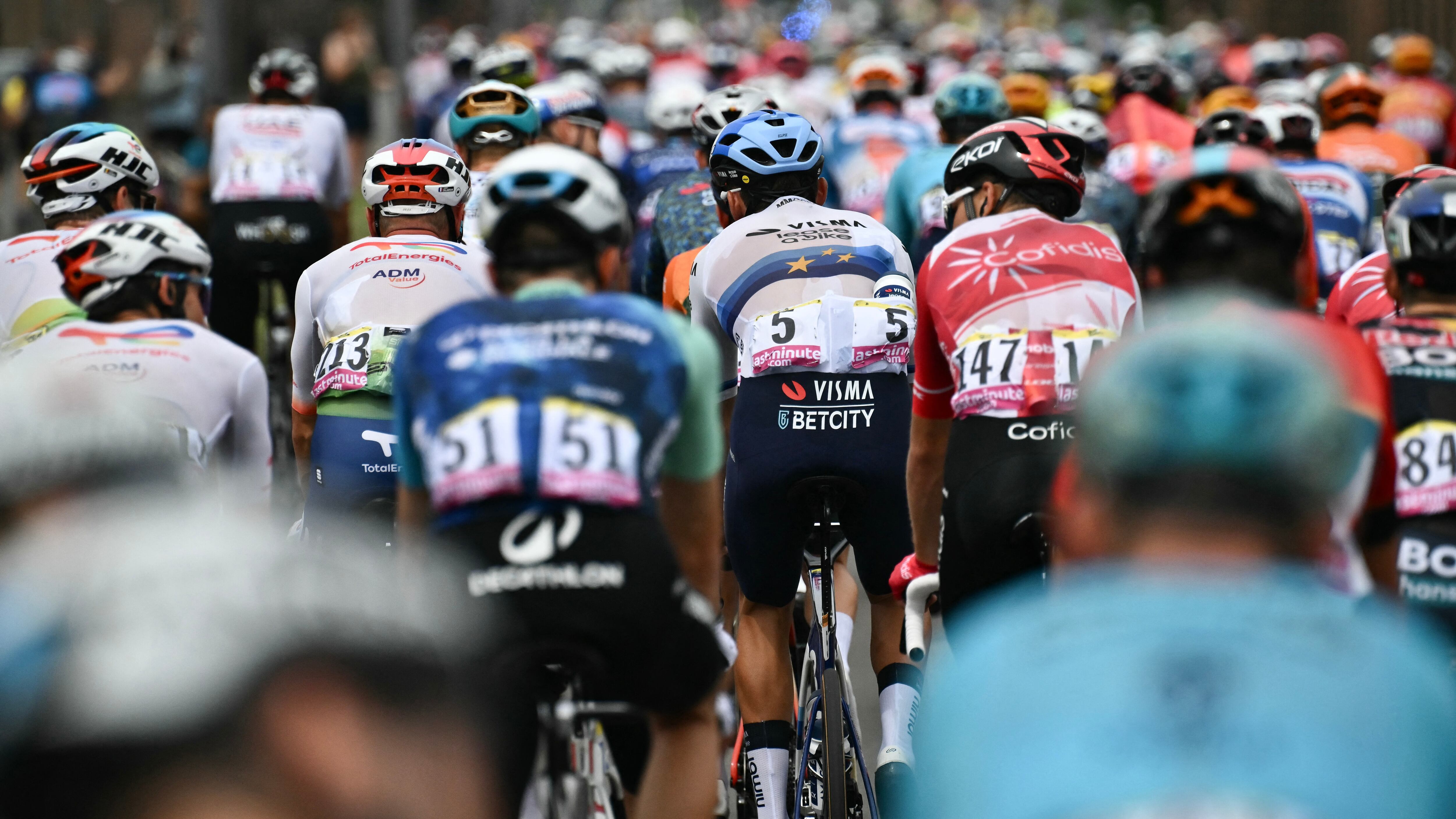 Pelotón de carrera este lunes 1 de julio en el Tour de Francia 2024.