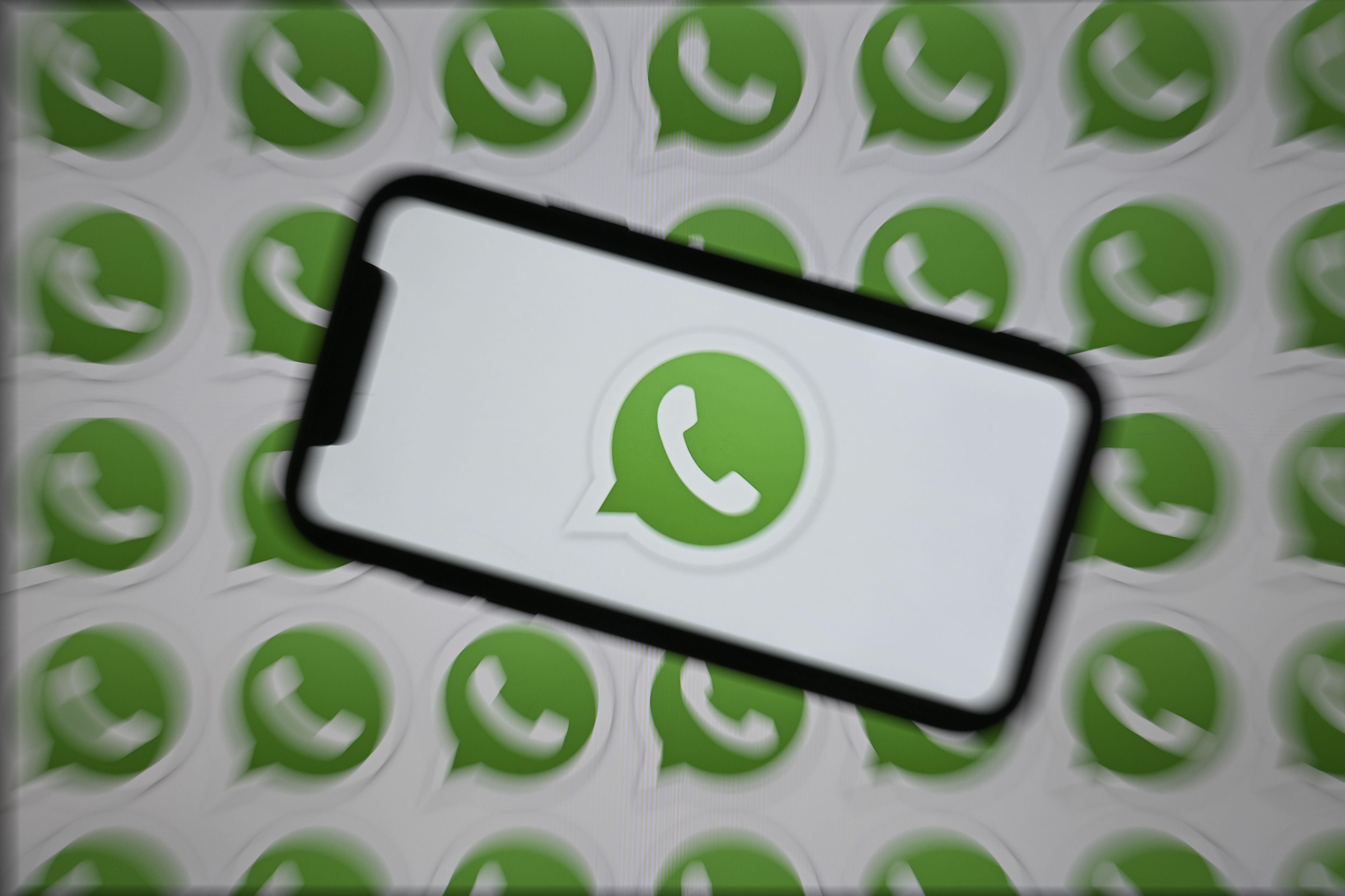 Por lo general, las copias de seguridad se realizan de manera automática y por ello se guardan todos los archivos que hay en WhatsApp.