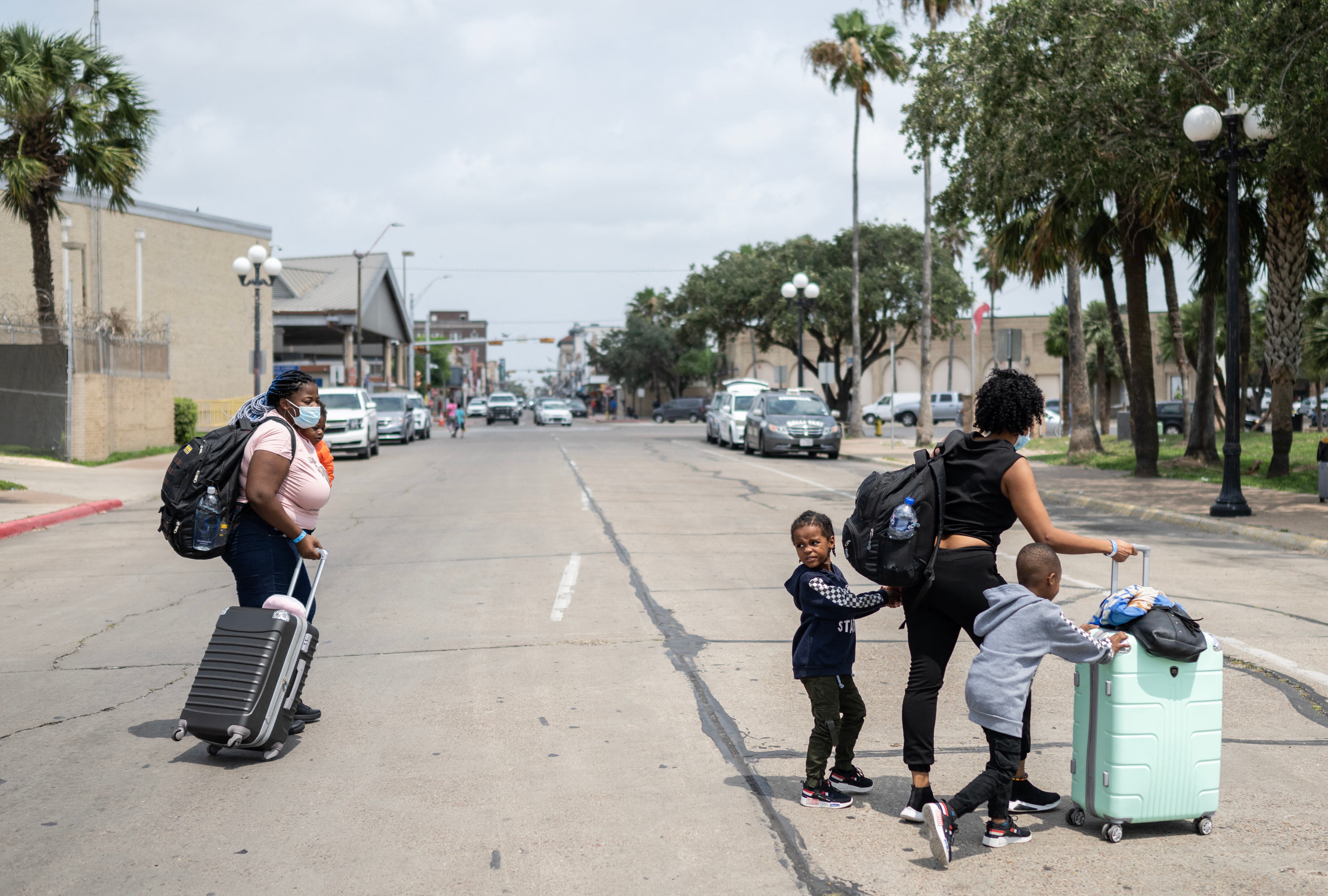 Los migrantes son liberados de una instalación de la Patrulla Fronteriza y Aduanas después de obtener una cita del gobierno de los EE. UU. para ingresar legalmente al país el 12 de mayo de 2023 en Brownsville, Texas. El 11 de mayo de 2023, EE. UU. dará por terminada oficialmente su emergencia por Covid-19 de 40 meses, descartando además la ley del Título 42, una herramienta que se ha utilizado para evitar que millones de migrantes ingresen al país. (Foto de ANDREW CABALLERO-REYNOLDS / AFP)