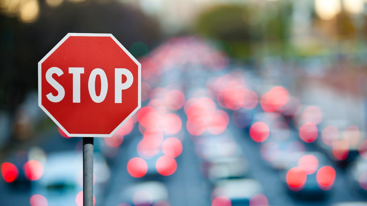 La señal de"PARE" goza de un diseño universal para evitar accidentes de tránsito.