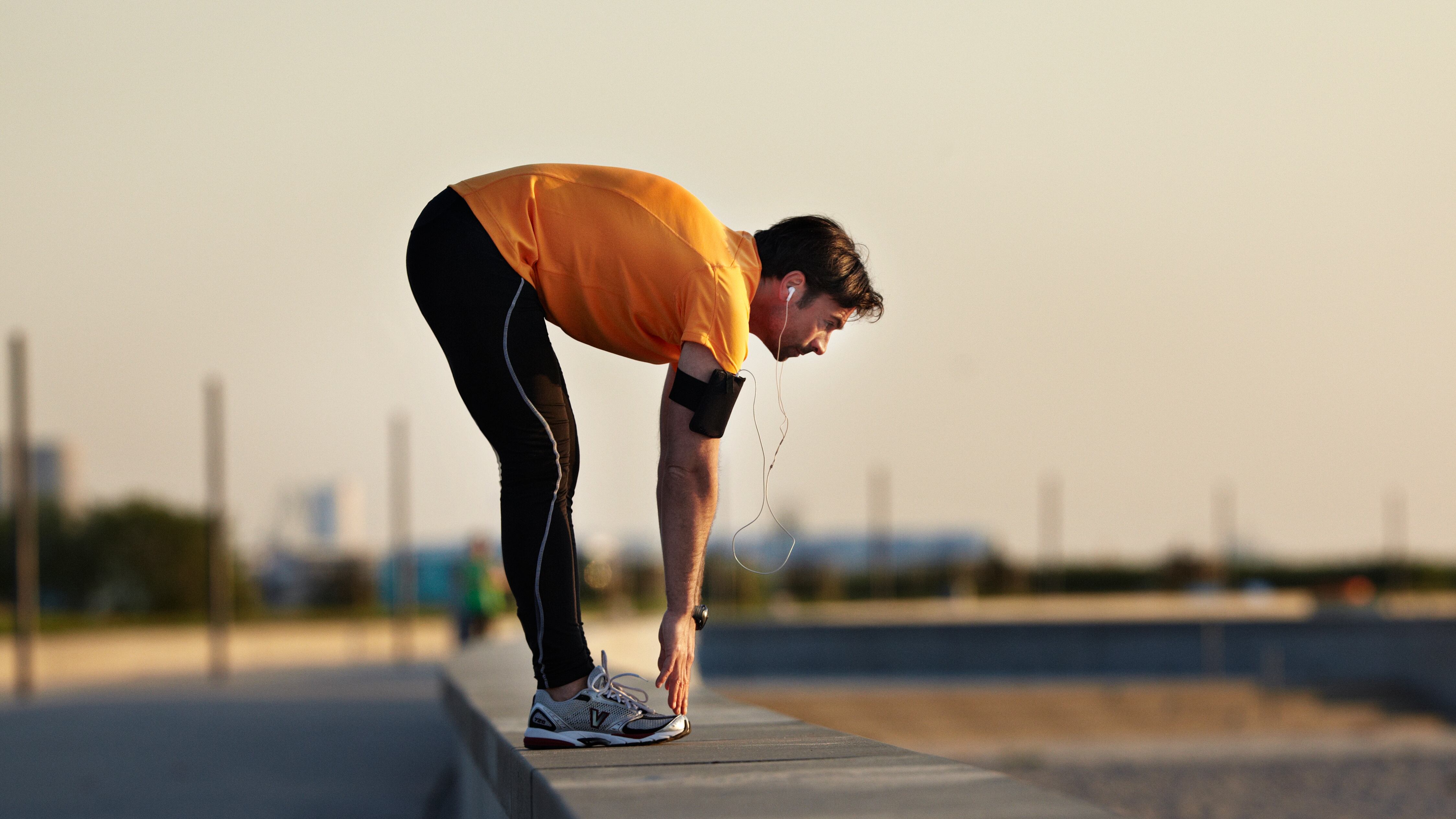 Hombre realizando estiramientos antes de correr