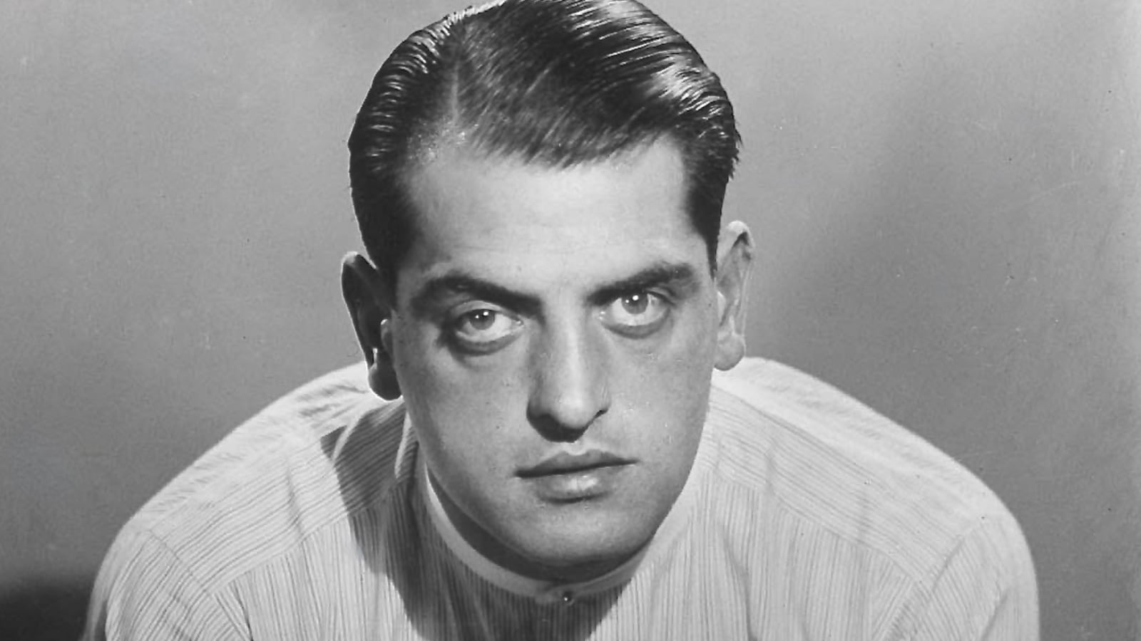 Una foto de Luis Buñuel, tomada en 1929 por Man Ray.