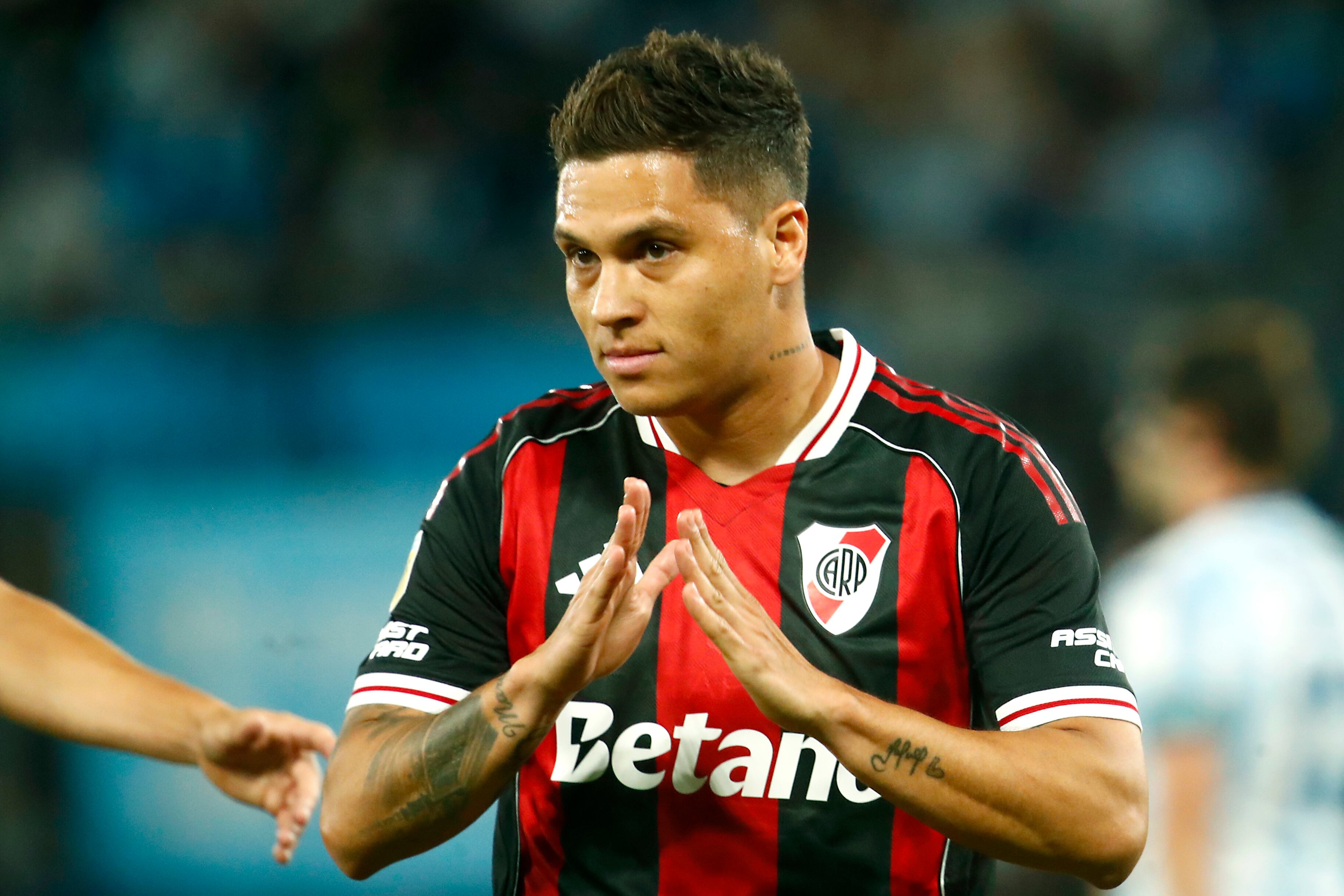 Juan Fernando Quintero celebra el golazo contra Racing.