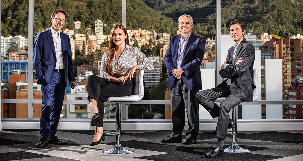 De izquierda a derecha:Daniel Velandia, director ejecutivo de Research de Credicorp Capital; Laura Flórez, analista macroeconómica de Colombia y Perú de BTG Pactual; Andrés Langebaek, director de Estudios Económicos del Grupo Bolívar, y Camilo Pérez, director de Investigaciones Económicas del Banco de Bogotá. Por dificultades de agenda, los representantes del Bancolombia no pudieron asistir a la toma de la foto.