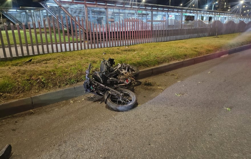 La moto que resultó involucrada en el accidente de tránsito, esta madrugada de lunes 31 de agosto.