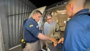 Bogotá. Diciembre 23 de 2024. Fabio Ochoa, ex narcotraficante, regresó a Colombia tras cumplir más de 20 años de condena en Estados Unidos. Al aterrizar en el Aeropuerto Internacional El Dorado, fue recibido por su familia y, ante los medios de comunicación, ofreció unas palabras. (Colprensa - Cristian Bayona).