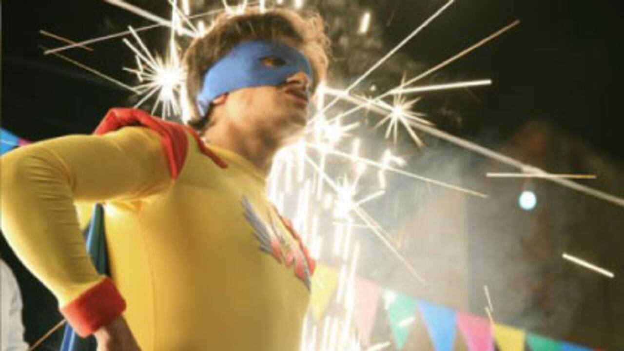 El taxista Felipe de las Aguas se ve forzado a convertirse en un superhéroe para enfrentar los abusos de los poderosos