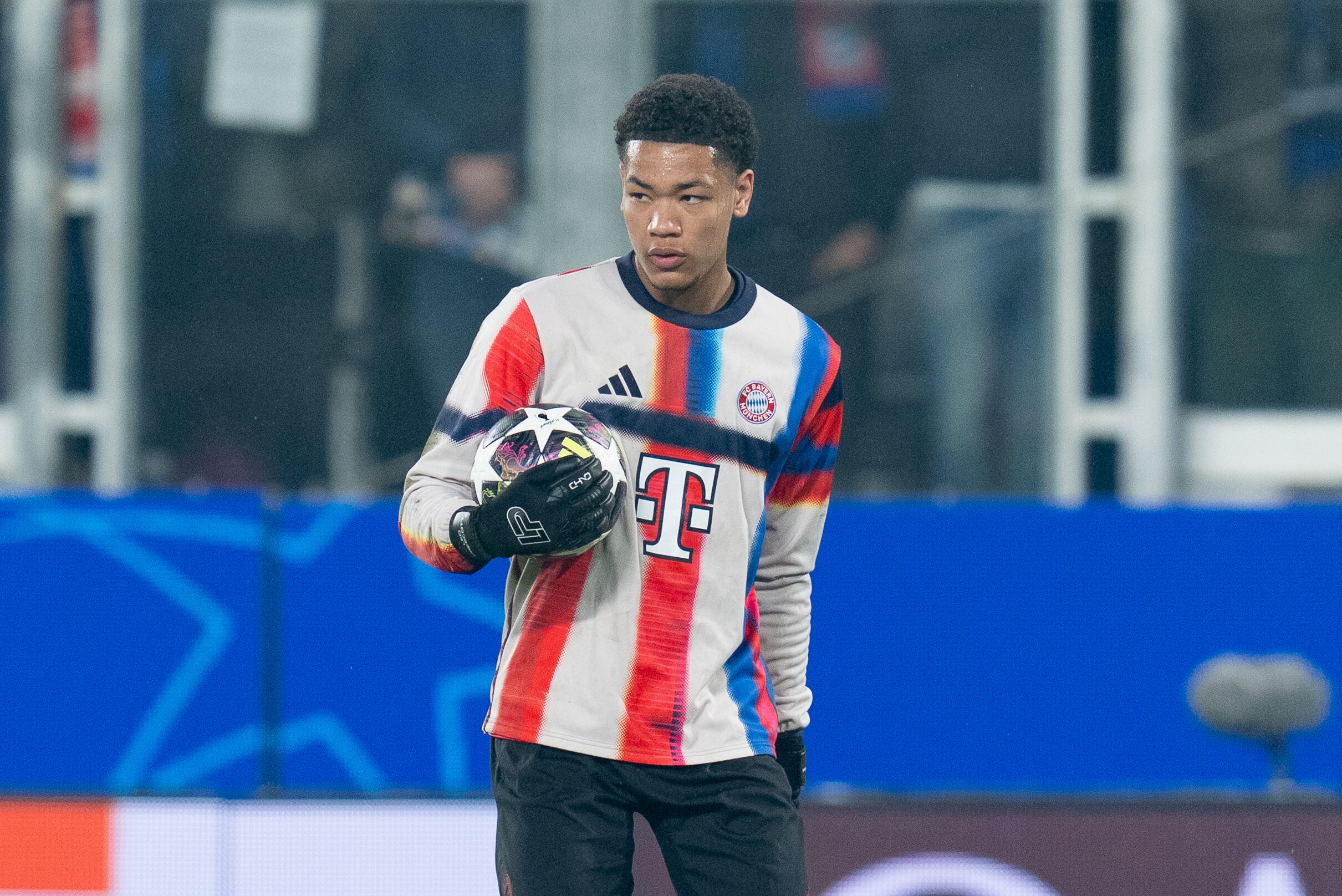 Leonard Prescott, de 16 años, y quien tendría que asumir la titularidad vs. Atalanta en Champions League