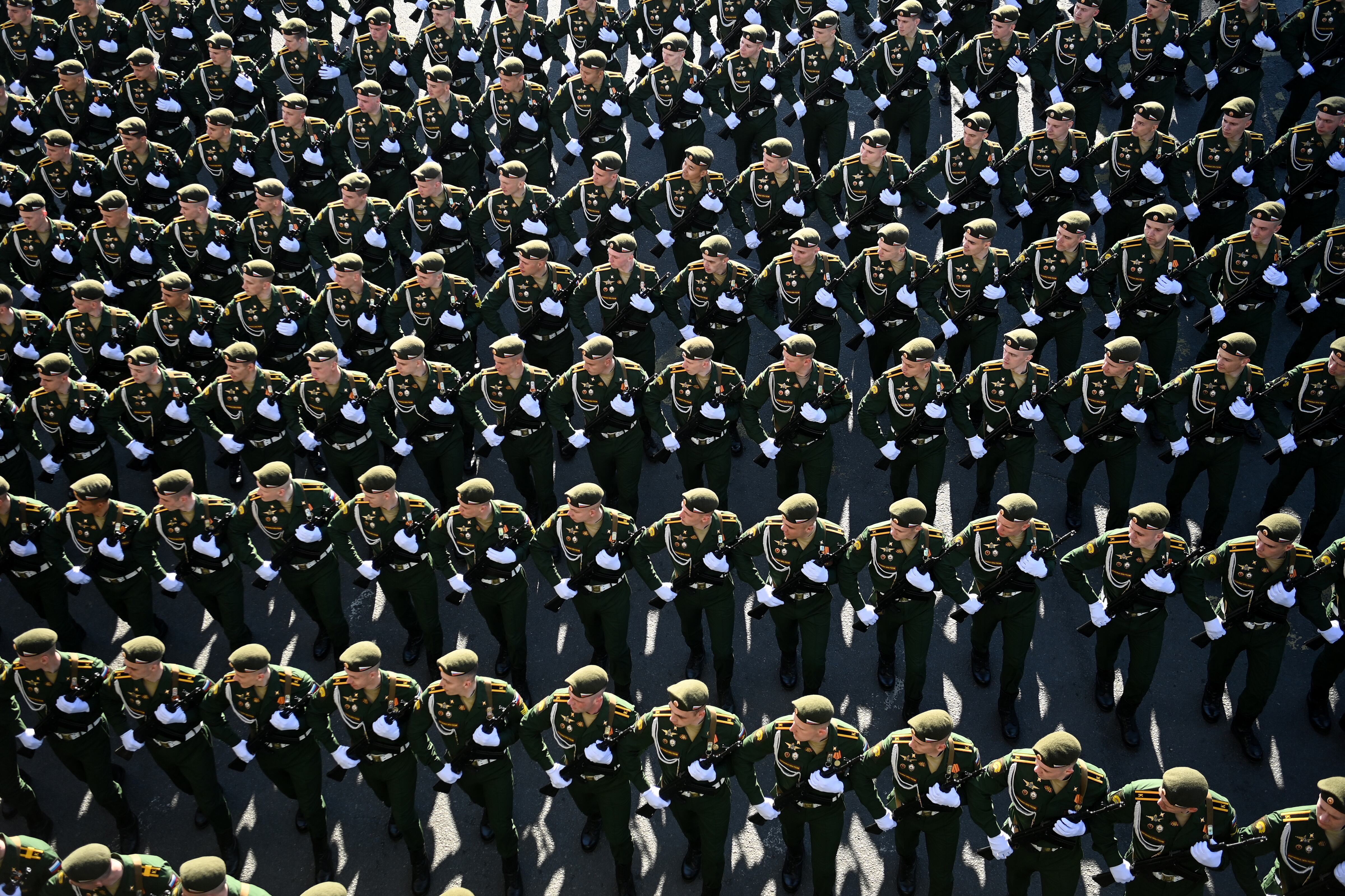 Militares rusos llegan para participar en el desfile militar del Día de la Victoria, que se llevó a cabo en la Plaza Roja, en el centro de Moscú. Foto: AFP