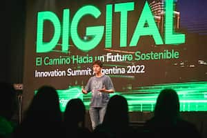 Juli Garbulsky, estudiante de ciencias de datos y conferencista internacional, llega a la 11.ª Cumbre Líderes por la Educación.