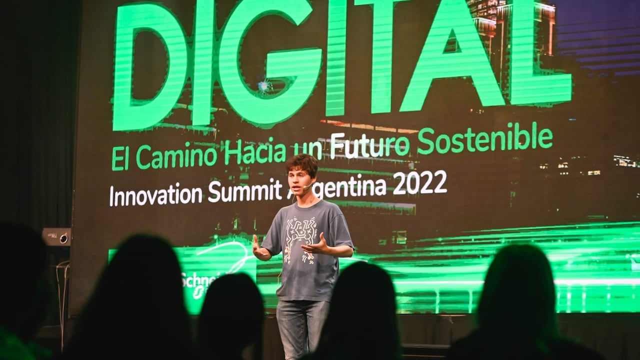 Juli Garbulsky, estudiante de ciencias de datos y conferencista internacional, llega a la 11.ª Cumbre Líderes por la Educación.