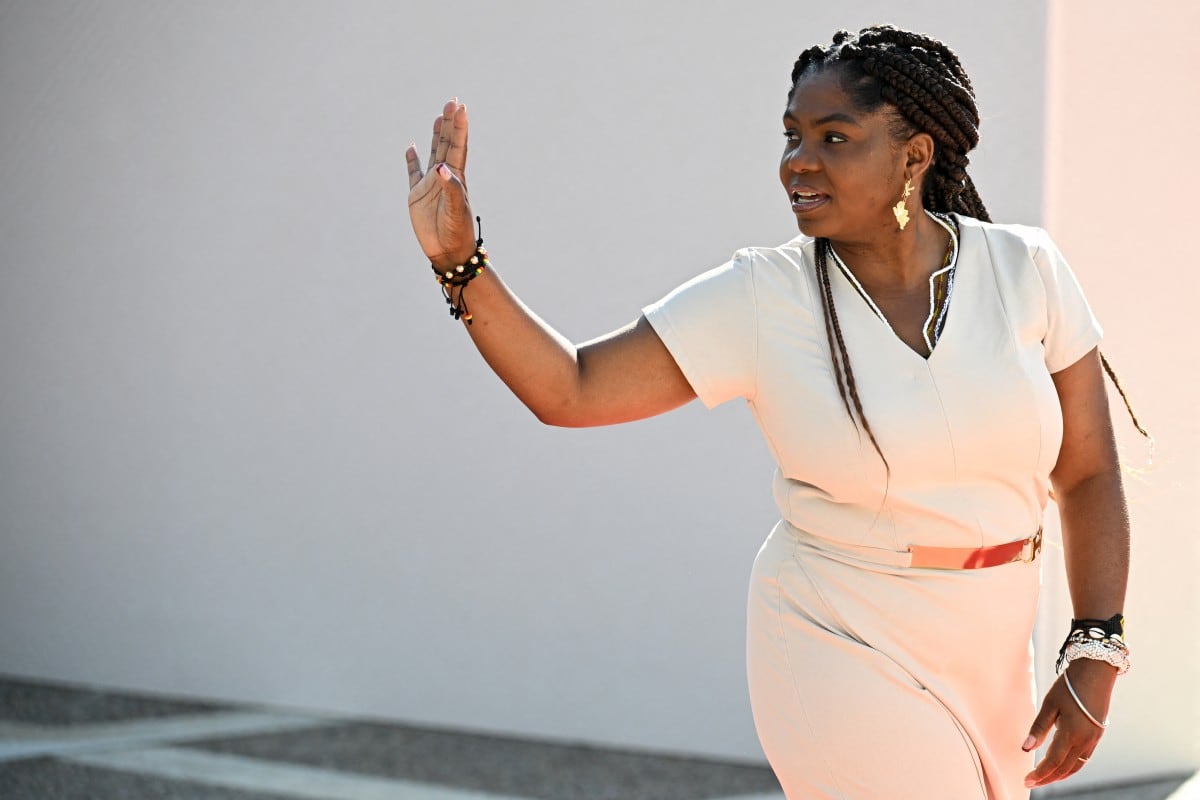 La vicepresidenta de Colombia, Francia Márquez, saluda a su llegada a la sesión plenaria de la Cumbre CELAC-UE en Santa Marta, Colombia, el 9 de noviembre de 2025