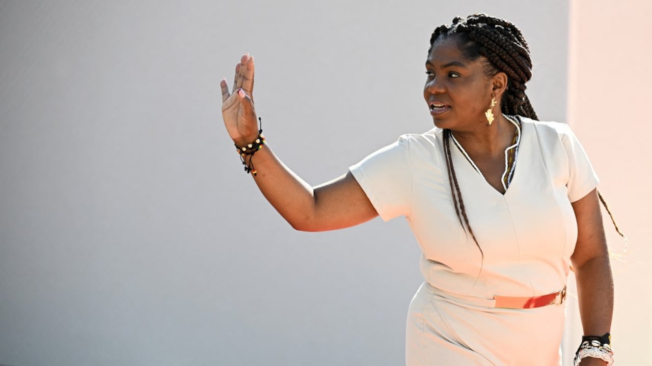 La vicepresidenta de Colombia, Francia Márquez, saluda a su llegada a la sesión plenaria de la Cumbre CELAC-UE en Santa Marta, Colombia, el 9 de noviembre de 2025