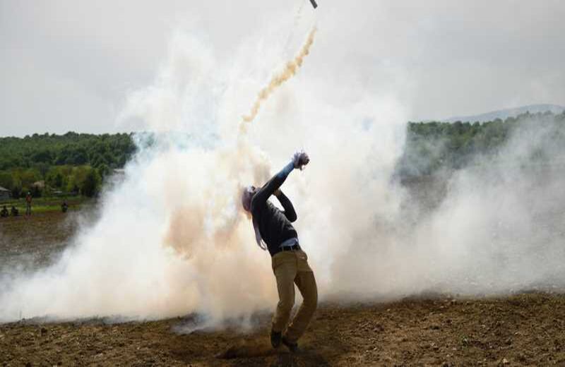 Un hombre arroja de vuelta una bomba lacrimógena, durante una manifestación en la frontera entre Grecia y Macedonia. En ese lugar se han llevado fuertes enfrentamientos a causa de los controles militares para cercar a los refugiados que desembarcan en Grecia. 