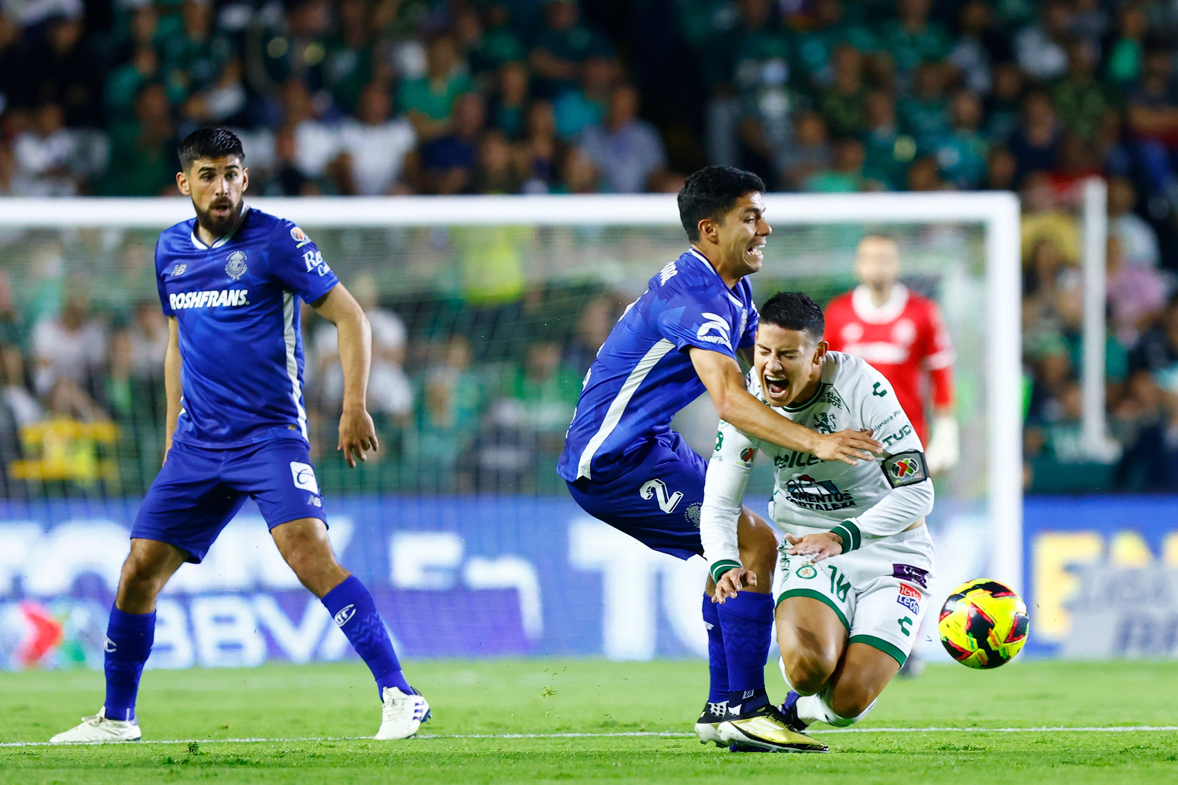 LEON, MEXICO - FEBRUARY 08: Diego Barbosa of Toluca struggles for the ball against James Rodriguez of Leon during the 6th round match between Leon and Toluca as part of the Torneo Clausura 2025 Liga MX at Leon Stadium on February 08, 2025 in Leon, Mexico. (Photo by Leopoldo Smith/Getty Imag