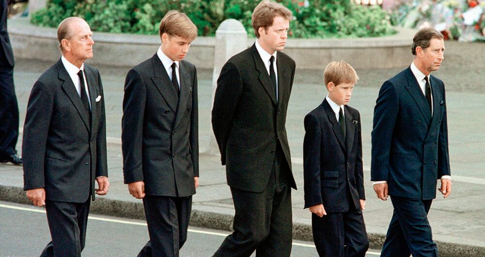  Felipe fue quien les sugirió a William y Harry estar en el cortejo fúnebre de la princesa Diana en 1997. “Si no lo hacen, se arrepentirán”, les dijo.