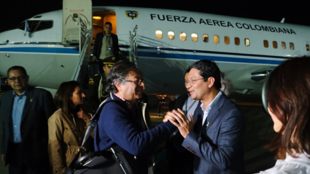 El presidente Gustavo Petro fue recibido en Argentina por el embajador de Colombia en ese país, Camilo Romero