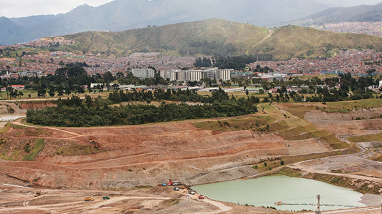 Las Cementeras del sur - Bogotá. Las canteras de Holcim, Cemex y el Arzobispado en el sur de Bogotá han puesto en problemas a los barrios vecinos., según el estudio. La explotación de grava y arena de 319 hectáreas impacta al rio Tunjuelito. Una inundación en 2002 dejó cientos de damnificados, y como para controlarla el Distrito desvió las aguas hacia las canteras, las empresas demandaron al Estado. Gustavo Petro quería prohibir estas minas en la capital.