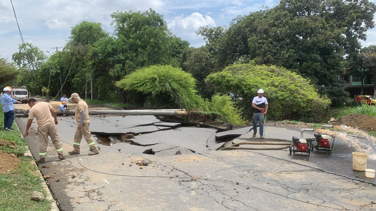 Ruptura de tubo de acueducto en Cali dejó gigante cráter en plena vía pública.