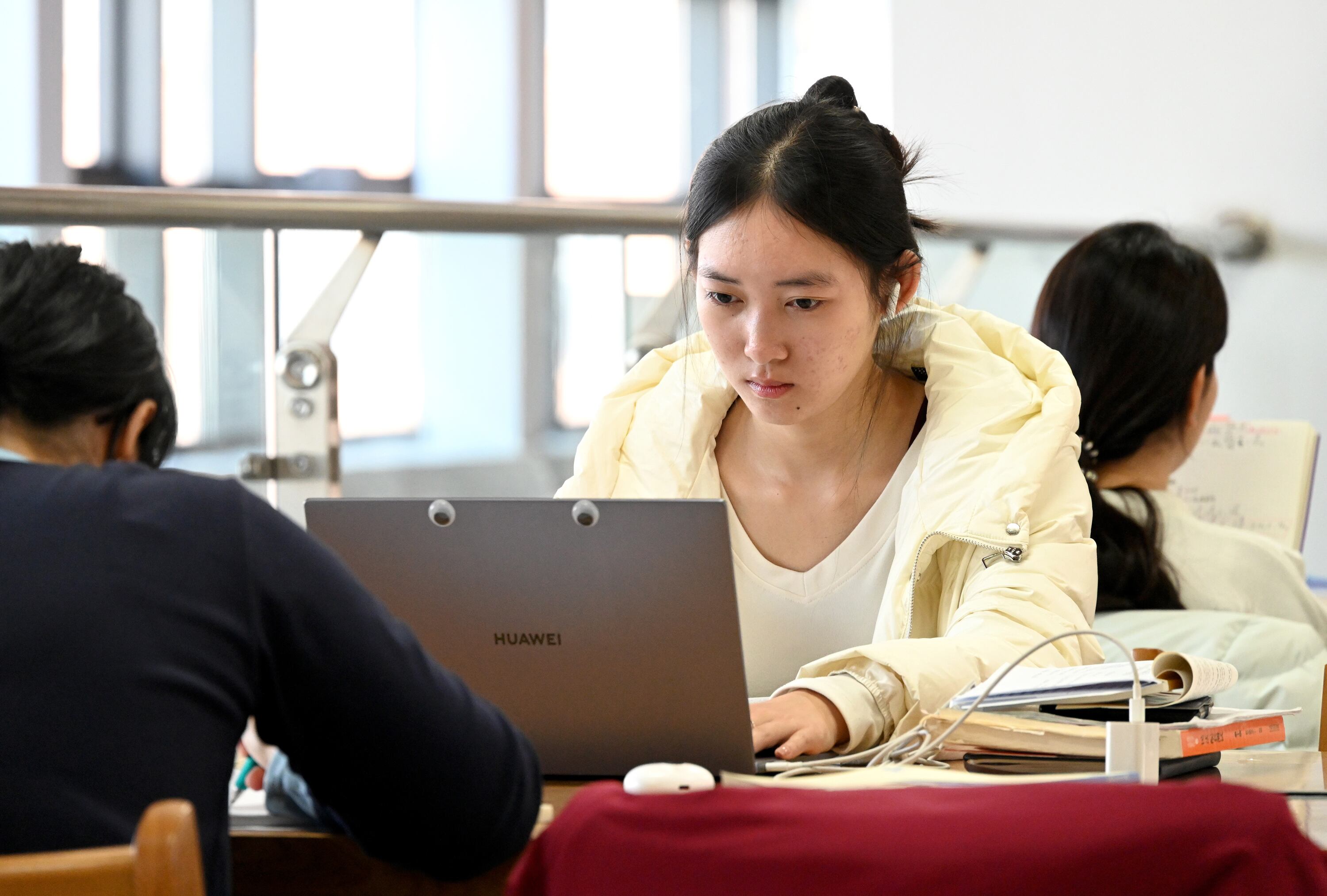 Propuesta de ley para negar visa a estudiantes chinos causa polémica en Estados Unidos 
(Photo by Hao Qunying/VCG via Getty Images)